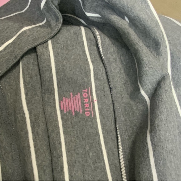 Torrid Striped Foldover Skirt. Gray and White. Size 1. (NWT). - Picture 3 of 5